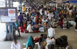 Reisende warten auf einem Bahnhof in Jammu. Ein weitreichender Stromausfall hat das Verkehrssystem in Indien lahmgelegt. Foto