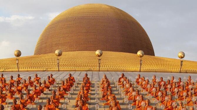 Buddhistische Mönche am Dhammakaya Tempel in der thailändischen Provinz Pathum Thani: Ungesunde Opfergaben machen Thailands M