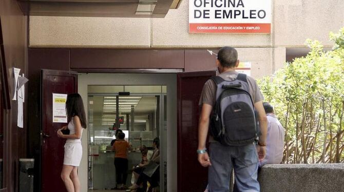 Arbeitslose vor einer Arbeitsagentur in Madrid: In der Eurozone waren noch nie so viele Menschen ohne Job. Foto: Beatriz Vela