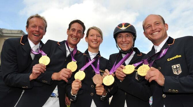 Die Vielseitigkeits-Equipe als Medaillensammler (von links): Peter Thomsen, Dirk Schrade, Sandra Auffarth, Ingrid Klimke und Mic