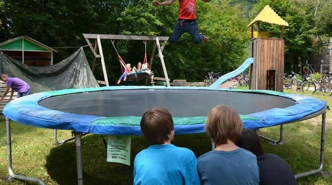 Affenschaukel (hinten) und Trampolin - heiß begehrt auf der »Eifi«.  GEA-FOTO: BARAL