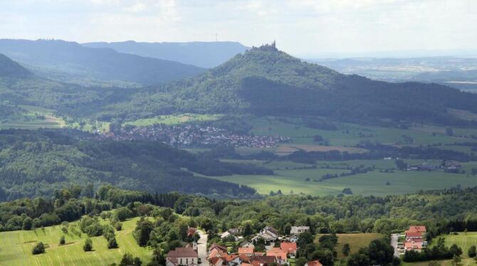 Auf dem Dreifürstensteig gibt es viel Natur und Landschaft zu entdecken: Beeindruckend ist der Blick vom Dreifürstenstein in Ric