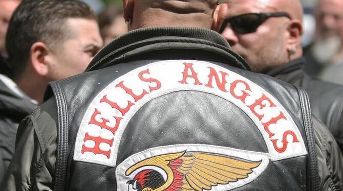 Wer sich mit den Hells Angels anlegt, riskiert Ärger. Diese Erfahrung musste ein Reutlinger Gastwirt machen, der gestern als Kronzeuge im Prozess gegen drei Reutlinger Rocker aussagte. FOTO: DPA