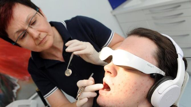 Ein Patient trägt bei einer Zahnarztbehandlung in einer Praxis in Ulm eine Video-Brille.