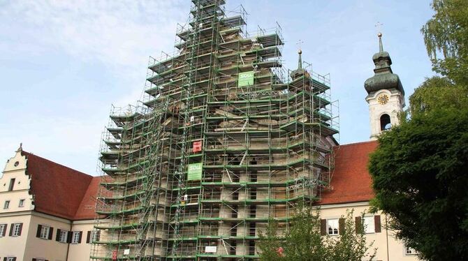 Sakrale Fassadenkunst mal anders: Das Eingangsportal des Zwiefalter Münsters wird restauriert.  FOTOS: LEUSCHKE