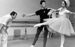 Richard Cragun (m) probt mit Marcia Haydee unter den kritischen Augen von Ballettdirektor John Cranko (l). Foto: Fritz Fische