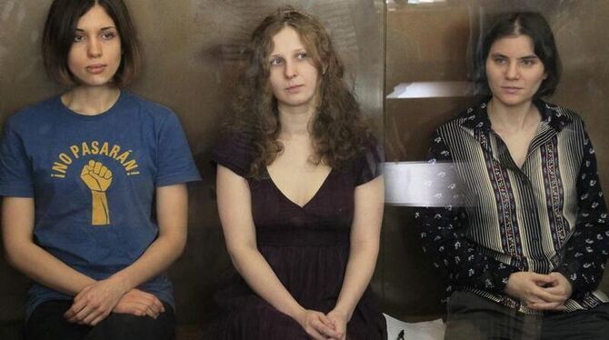 Die drei Musikerinnen der Punkband Pussy Riot im Gerichtssaal in Moskau. Foto: Sergei Chirikov