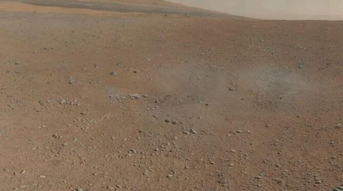 Ausschnitt aus dem ersten farbigen 360-Grad Panorama-Foto vom Mars. Am linken Bildrand: Mount Sharp, das Missionsziel des Mar