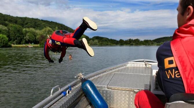 Kopfsprung in den Kirchentellinsfurter Baggersee - in diesem Fall aber ist es der Lebensretter, der auch das können muss.  FOTO: