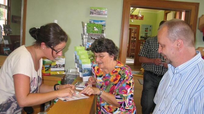 Die Münsingerin Marianne Matz und ihr Besuch aus Kressbronn am Bodensee lassen sich von Silke Maier, links, an einem Sonntag in Die Münsingerin Marianne Matz und ihr Besuch aus Kressbronn am Bodensee lassen sich von Silke Maier, links, an einem Sonntag in