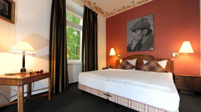 Ein Porträt von Sherlock Holmes hängt in einem Zimmer des Krimihotels in Hillesheim. Dort haben Top-Agenten und Krimi-Stars eige Ein Porträt von Sherlock Holmes hängt in einem Zimmer des Krimihotels in Hillesheim. Dort haben Top-Agenten und Krimi-Stars eige