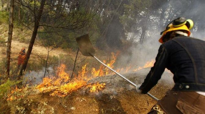 Ein Mann in La Torre de les Macanes, Alicante, versucht, das Feuer einzudämmen. Foto: Manuel Lorenzo