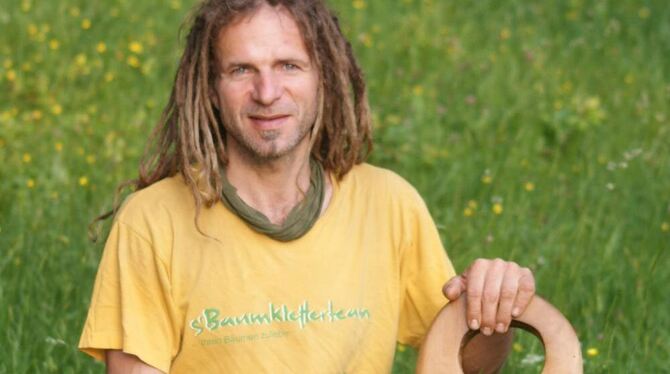 Bernd Strasser, hier mit seinem Pokal, den er als Deutscher Meister gewonnen hat, wurde am Wochenende Weltmeister im Baumkletter