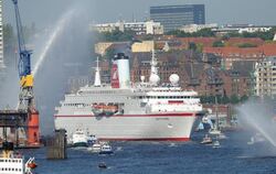 Das Kreuzfahrtschiff Deutschland mit den deutschen Sportlern an Bord fährt in den Hafen Hamburgs. Foto: Daniel Reinhardt