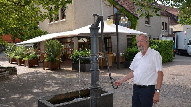 Raimund Vollmer vor dem Cafe List in Pfullingen: An dieser Stelle stand früher das Gasthaus Krone, von dem es auch einige Bilder im Bildertanz-Archiv gibt.