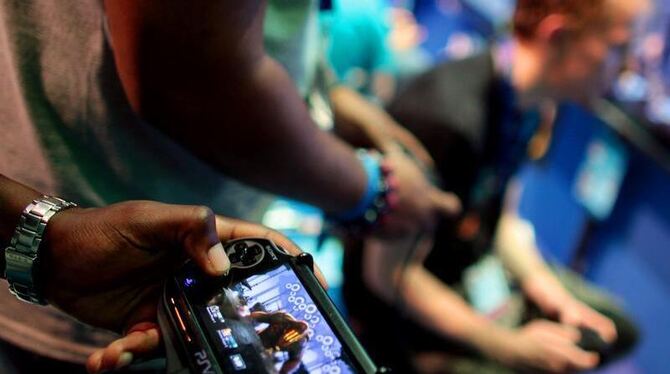 Computerspieler testen bei der Gamescom ein Spiel auf der Playstation. Foto: Oliver Berg