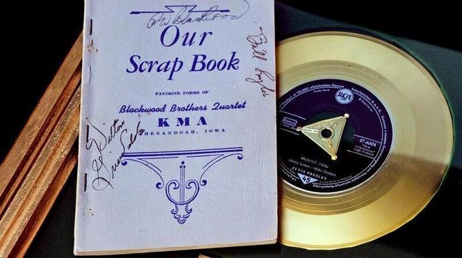Elvis' Srapbook auf der Goldenen Schallplatte aus Deutschland für die Single »Hound Dog«. Foto: Horst Ossinger