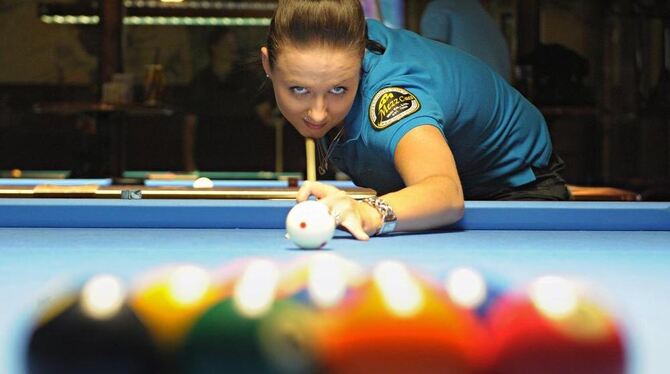 Simone Künzl spielt in Stuttgart Billard. Die 20-Jährige ist eine der besten Billardspielerinnen Deutschlands.