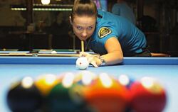 Simone Künzl spielt in Stuttgart Billard. Die 20-Jährige ist eine der besten Billardspielerinnen Deutschlands.