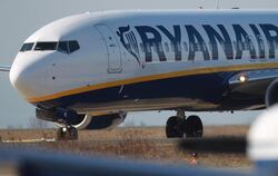 Der irische Billigflieger Ryanair ist wegen seiner Treibstoffpolitik in die Kritik geraten. Foto: Jens Wolf 