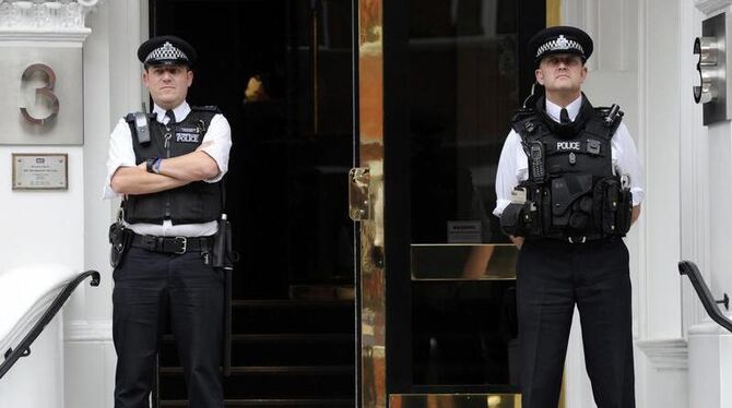 Massive Präsenz britischer Polizei vor der ecuadorianischen Botschaft, wo Julian Assange seit Wochen auf Asyl wartet. Foto: F
