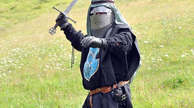 Graf Johann von der Achalm schwingt das Schwert und fordert den Achalmritter Frank Christoph Schnitzler heraus, falls der den Wa