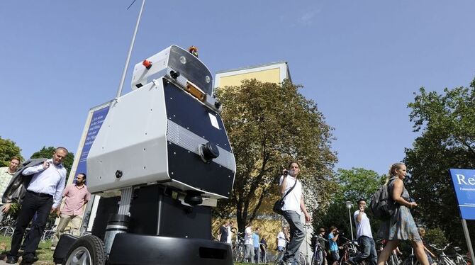 Forscher mehrerer Universitäten haben erstmals einen Roboter entwickelt, der sich eigenständig durch Innenstädte bewegen kann.