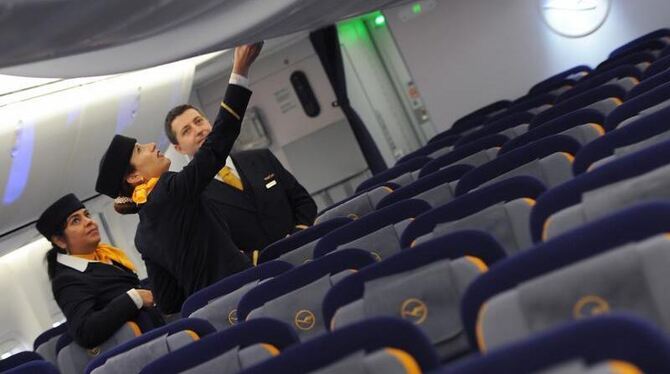 Lufthansa-Flugbegleiter befürchten eine deutliche Verschlechterung ihrer Arbeitsbedingungen. Foto: Arne Dedert 