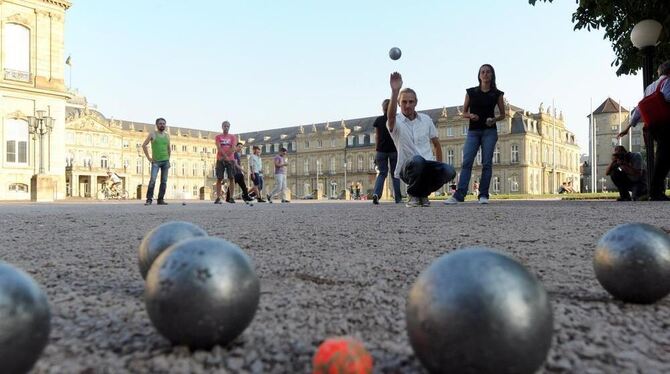 Petanque (Boule) Spieler aus Stuttgart auf dem Stuttgarter Schlossplatz bei dem aus Frankreich stammenden Kugelspiel Eisenkugeln Petanque (Boule) Spieler aus Stuttgart auf dem Stuttgarter Schlossplatz bei dem aus Frankreich stammenden Kugelspiel Eisenkugeln