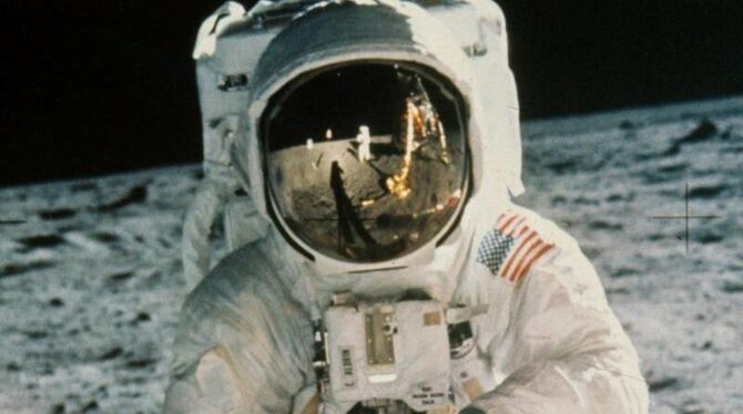 Der US-amerikanische Astronaut Edwin Aldrin wird von seinem Kollegen Neil Armstrong (im verspiegelten Visier zu erkennen) bei Der US-amerikanische Astronaut Edwin Aldrin wird von seinem Kollegen Neil Armstrong (im verspiegelten Visier zu erkennen) bei