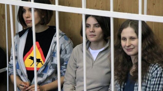 Mitglieder der Punkband Pussy Riot während einer Gerichtsverhandlung in Moskau. Foto: Sergei Chirikov