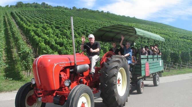 Ausflug mit der Behindertenhilfe Neckar-Alb: Den Anhänger zieht der Master, ein Porsche-Traktor aus dem Jahr 1961.