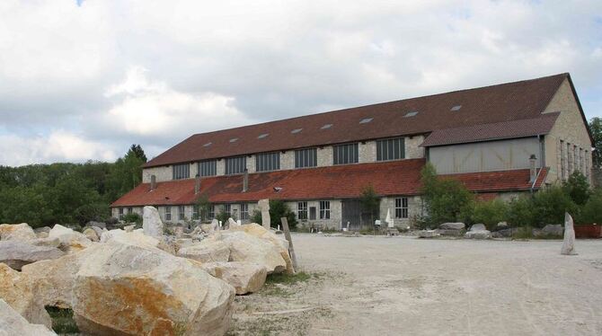 Mit dem Aufschwung des Travertin-Abbaus in den Dreißigern entstand im Gauinger Steinbruch eine große Produktionshalle. Heute wir Mit dem Aufschwung des Travertin-Abbaus in den Dreißigern entstand im Gauinger Steinbruch eine große Produktionshalle. Heute wir