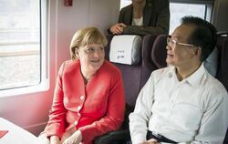 Bundeskanzlerin Angela Merkel (CDU) und der chinesische Ministerpräsident Wen Jiabao fahren gemeinsam im Hochgeschwindigkeits