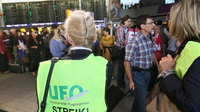Eine Lösung ist im Tarifstreit der Flugbegleiter nicht in Sicht. Foto: Frank Rumpenhorst Eine Lösung ist im Tarifstreit der Flugbegleiter nicht in Sicht. Foto: Frank Rumpenhorst