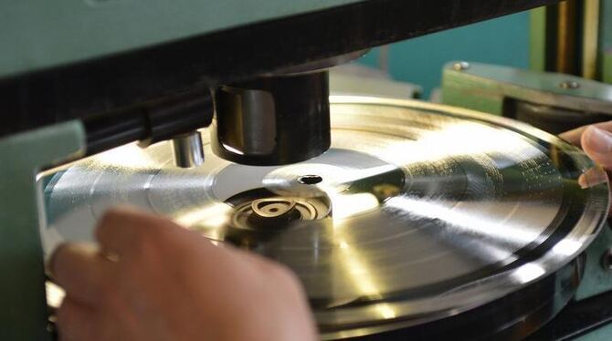 Ein Schallplattenrohling bekommt ein Loch - genau in der Mitte. Foto: Carmen Jaspersen