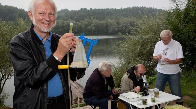 Alfons Renz (links) hat eine Ladung Mikroorganismen herausgezogen. Im Hintergrund untersuchen seine Mitstreiter (von links) Hors