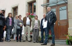 Bernd Requardt berichtet beim historischen Ortsrundgang - hier vor dem gemeinsamen Schulhaus - vom jüdischen Leben in Buttenhaus