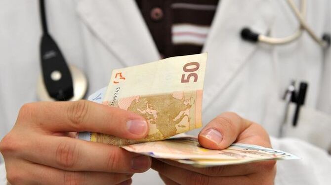 Die Kassenärzte wollen mehr Geld und drohen mit Protesten. Foto: Tobias Hase Die Kassenärzte wollen mehr Geld und drohen mit Protesten. Foto: Tobias Hase