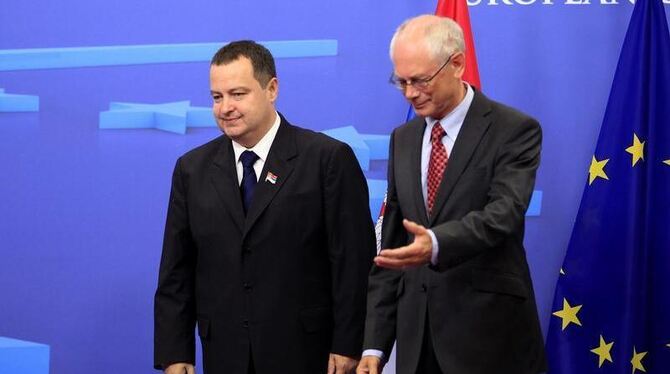 Der neue serbische Regierungschef Dacic (l) wird von EU-Ratspräsident Herman Van Rompuy begrüßt. Foto: Olivier Hoslet