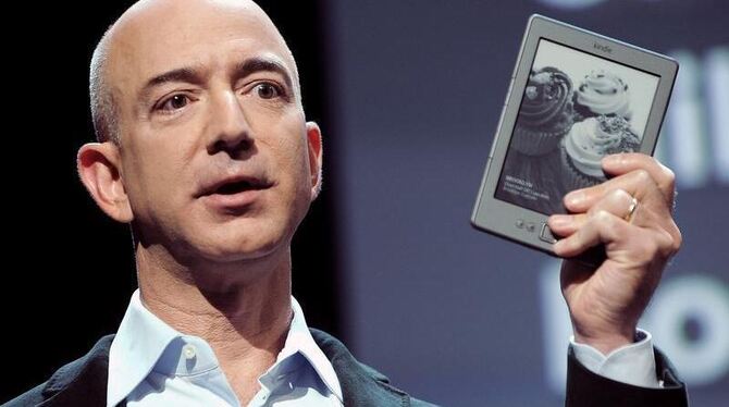 Amazon-Chef Jeff Bezos hält ein Kindle-Tablet hoch. Foto: Justin Lane 