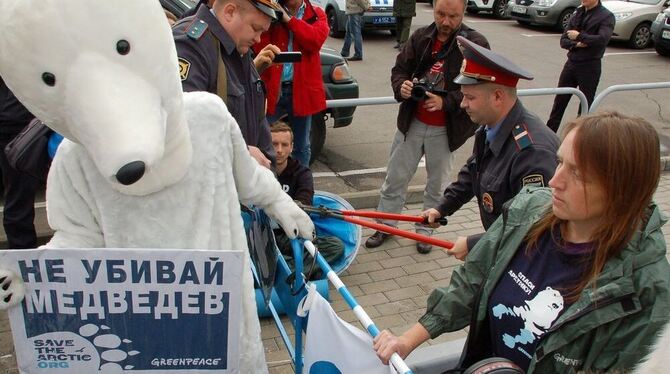 Protest gegen Gazprom-Aktivitäten in der Arktis: die Tübingerin Ulrike Beck (rechts) bei der Aktion in Moskau. FOTO: LORENZ