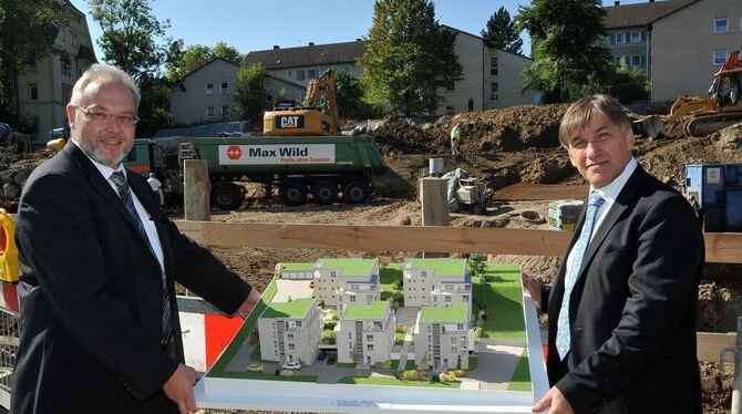 Die Geschäftsführer Norbert Tobisch vom Siedlungswerk Stuttgart (links) und Karl-Heinz Walter (GWG) mit dem Modell der künftigen