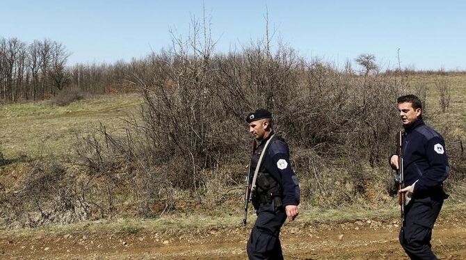 Polizisten aus dem Kosovo patrouillieren entlang der der Serbischen Grenze nahe Merdare. Foto: Valdrin Xhemaj / Archiv