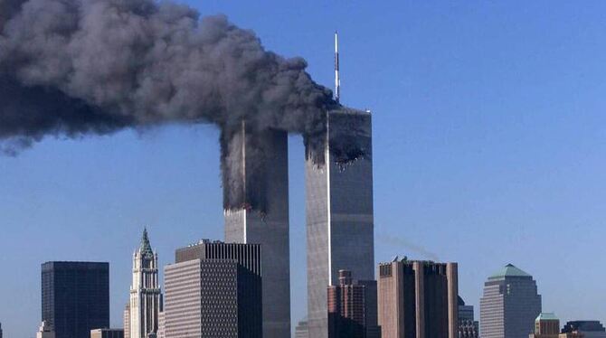 Der Morgen des 11. September 2001 in New York: Das World Trade Center brennt. Foto: dpa/Archiv