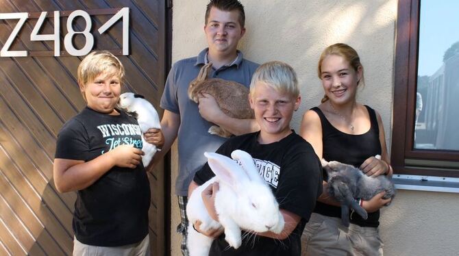 Stolze Züchter und ihre flauschigen Mümmelmänner: Mike Hummel (links) und sein Freund René, der einen »Deutschen Riesen« im Arm Stolze Züchter und ihre flauschigen Mümmelmänner: Mike Hummel (links) und sein Freund René, der einen »Deutschen Riesen« im Arm