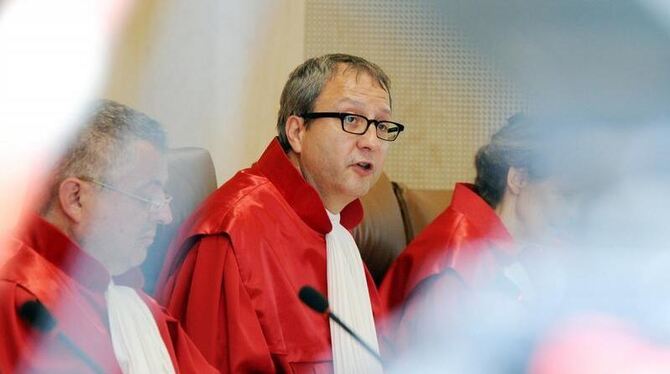 Andreas Voßkuhle, Vorsitzender des Zweiten Senats beim Bundesverfassungsgericht in Karlsruhe, eröffnet die Verhandlung über d