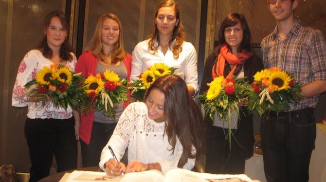 Sara Radmann vor dem Rope-Skipping-Team beim Eintrag in das Goldene Buch der Gemeinde Dettingen. FOTO: ECK Sara Radmann vor dem Rope-Skipping-Team beim Eintrag in das Goldene Buch der Gemeinde Dettingen. FOTO: ECK