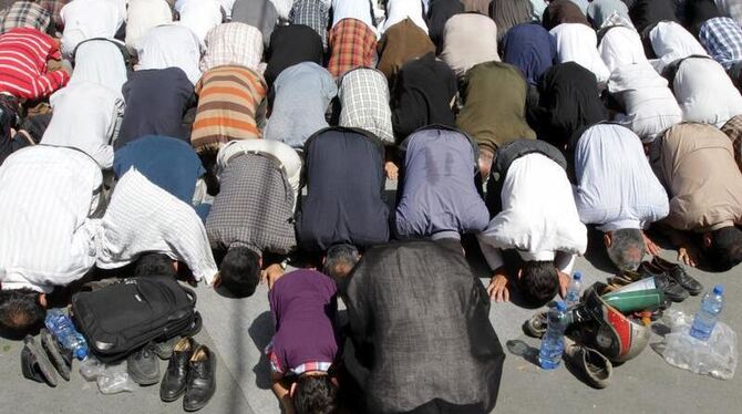 Mehr als 500 Iraner beten gemeinsam in Teheran, um gegen den Anti-Islam Film zu demonstrieren. Foto: Abedin Taherkenareh