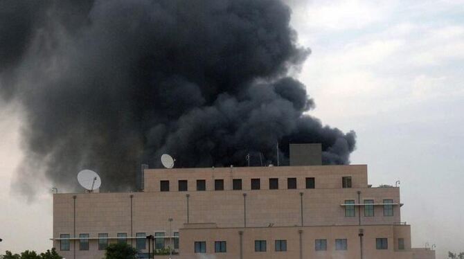 Eine dunkle Rauchwolke steht über der US-Botschaft in der sudanesischen Hauptstadt Khartum. Foto: epa/str